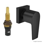 Acabamento-para-Registro-de-Pressao-Deca-1-2--e-3-4--com-Mecanismo-1-2-Volta-Level-Black-Matte---Deca---4916.BL26.PQ.MT---Fundo-Branco-Produto-com-item-complementar-posicionada-na-diagonal-direita-e-fechado-ou-produto-redondo