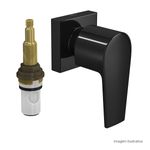 Acabamento-para-Registro-de-Pressao-Deca-1-2--e-3-4--com-Mecanismo-1-2-Volta-Level-Black-Noir---Deca---4916.BL26.PQ.NO---Fundo-Branco-Produto-com-item-complementar-posicionada-na-diagonal-direita-e-fechado-ou-produto-redondo