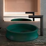 Torneira-Deca-de-Mesa-Bica-Alta-para-Lavatorio-com-Textura-Orion-Black-Matte---Deca---1189.BL102.MT.T04---Ambientada-Com-Zoom-no-produto-pode-conter-2-ou-mais-produtos-diretamente-relacionados-e-acessorios-de-banheiros.