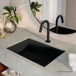 Torneira-Deca-de-Mesa-Bica-Baixa-Touchless-para-Lavatorio-Curve-Black-Matte---Deca---1785.BL.CRV.MT.SNS---Ambientada-Com-Zoom-no-produto-pode-conter-2-ou-mais-produtos-diretamente-relacionados-e-acessorios-de-banheiros.
