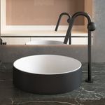 Torneira-Deca-de-Mesa-Bica-Alta-Touchless-para-Lavatorio-Orbe-Black-Matte---Deca---1189.BL103.MT---Ambientada-Com-Zoom-no-produto-pode-conter-2-ou-mais-produtos-diretamente-relacionados-e-acessorios-de-banheiros.