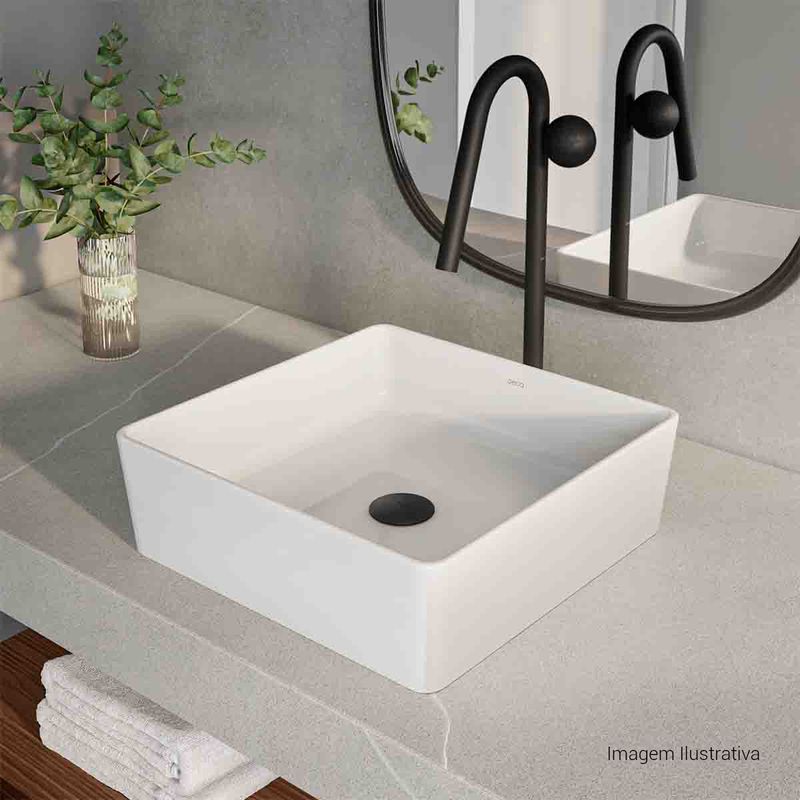 Torneira-Deca-de-Mesa-Bica-Alta-Touchless-para-Lavatorio-com-Textura-Orbe-Black-Matte---Deca---1189.BL103.MT.T05---Ambientada-Com-Zoom-no-produto-pode-conter-2-ou-mais-produtos-diretamente-relacionados-e-acessorios-de-banheiros.