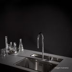Acionamento-para-Monocomando-Deca-de-Mesa-para-Cozinha-Joystick-You-Cromado---Deca---4992.C99.03---Ambientada-Com-Zoom-no-produto-pode-conter-2-ou-mais-produtos-diretamente-relacionados-e-acessorios-de-banheiros.