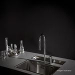 Acionamento-para-Monocomando-Deca-de-Mesa-para-Cozinha-Flat-You-Cromado---Deca---4992.C99.02---Ambientada-Com-Zoom-no-produto-pode-conter-2-ou-mais-produtos-diretamente-relacionados-e-acessorios-de-banheiros.