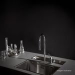 Acionamento-para-Monocomando-Deca-de-Mesa-para-Cozinha-Wave-You-Cromado---Deca---4992.C99.01---Ambientada-Com-Zoom-no-produto-pode-conter-2-ou-mais-produtos-diretamente-relacionados-e-acessorios-de-banheiros.
